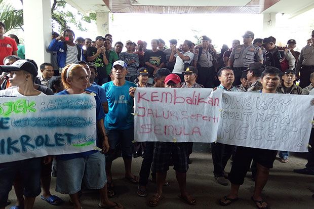 Ratusan Sopir Angkot di Manado Unjuk Rasa