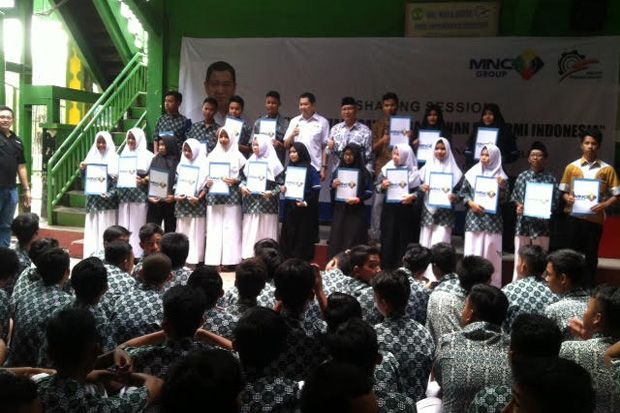 HT Berikan Beasiswa kepada 20 Siswa Berprestasi SMK Bina Karya Mandiri