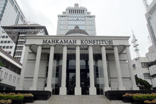 Patrialis Ditangkap KPK, Dua Hakim MK Diperiksa Dewan Etik
