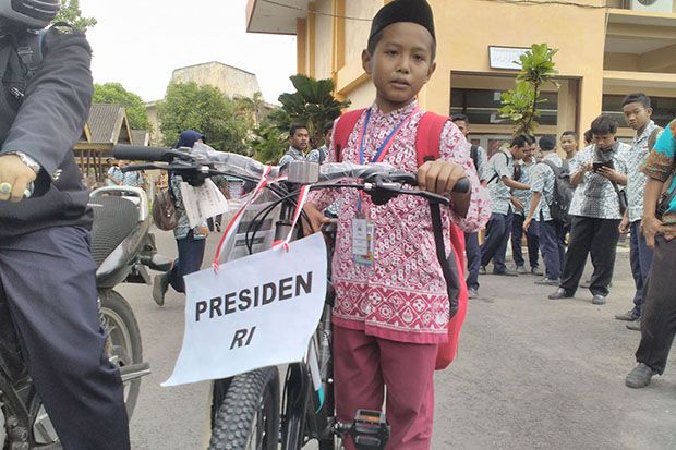 Hafal Pancasila, 12 Pelajar Dapat Sepeda dari Presiden Jokowi