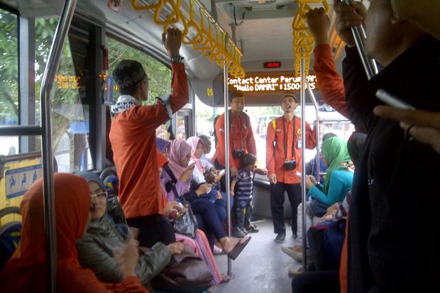 Naik Bus Damri di Bandung Diisi Tausyiah Para Dai
