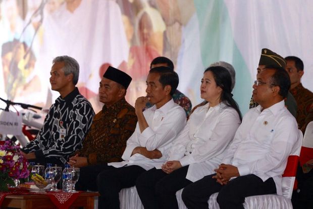 Puan Maharani Dampingi Jokowi Bagikan KIP