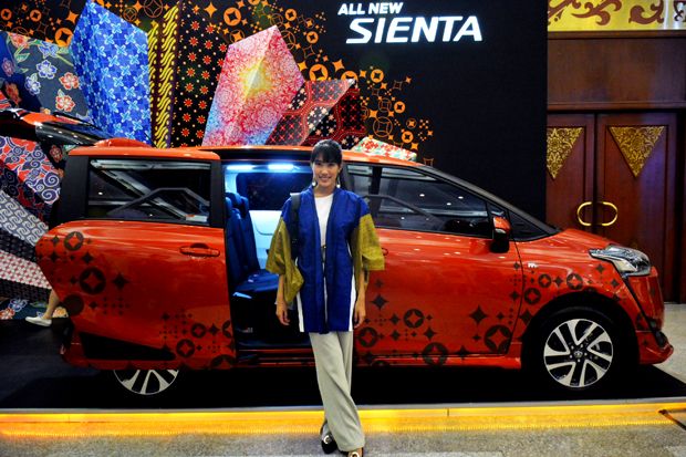 Toyota Sienta Tampil di Indonesia Fashion Week 2017