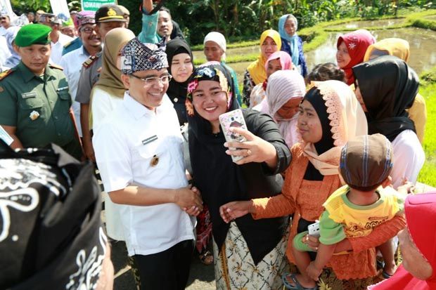 Banyuwangi Angkat Perajin Batik Lokal di Indonesia Fashion Week