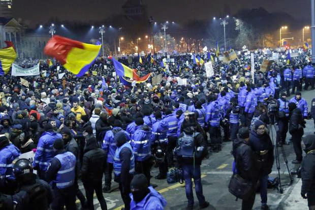 Bentrokan Meletus di Bukares, Demonstran Lempari Polisi dengan Batu