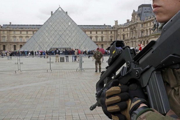 Teriak Takbir, Pria Berpisau Serang Tentara Prancis di Museum Louvre