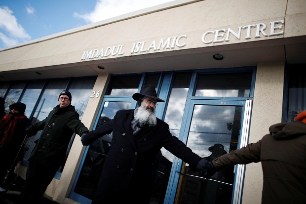 Warga Yahudi dan Kristen Lindungi Muslim Salat Jumat di Masjid Kanada