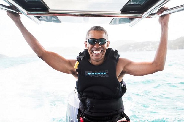 Nikmati Kebebasan, Obama Kiteboard dengan Miliarder Branson