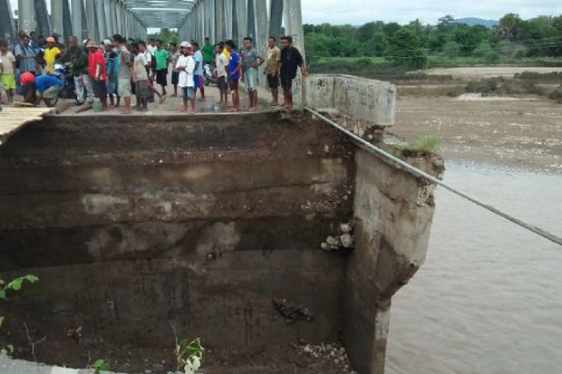 Diterjang Banjir, Jembatan Oemanu Putus Total