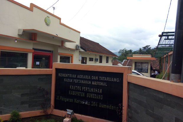 Masih Disegel Tim Saber, Kantor Pertanahan Kabupaten Sumedang Tutup