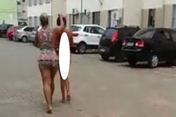 Seorang Istri di Brasil Mengarak Telanjang Selingkuhan Suaminya di Jalan