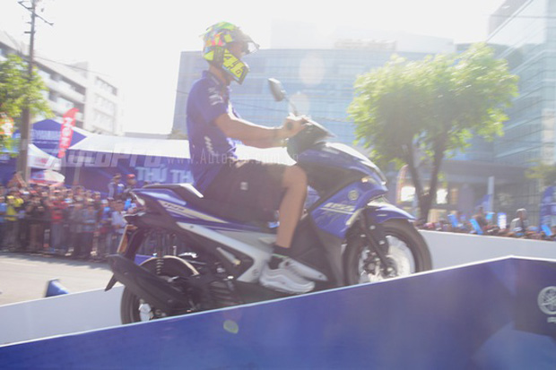 Naik Motor Yamaha Aerox 155, Valentino Rossi Gaya-gayaan