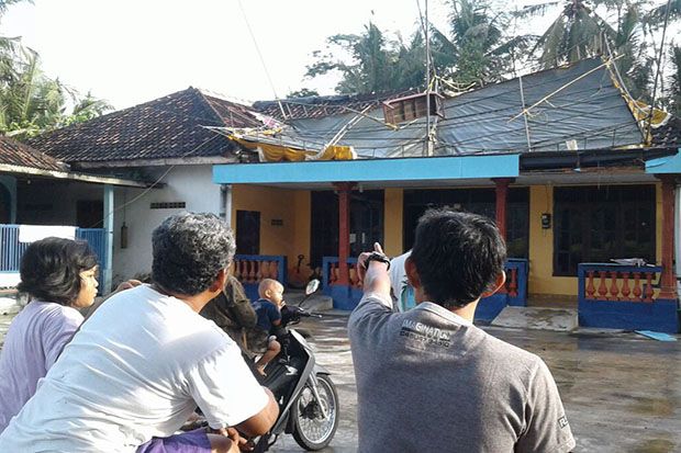 Tenda Diterpa Angin Kencang, TPS 01 Desa Jangkar Dipindah
