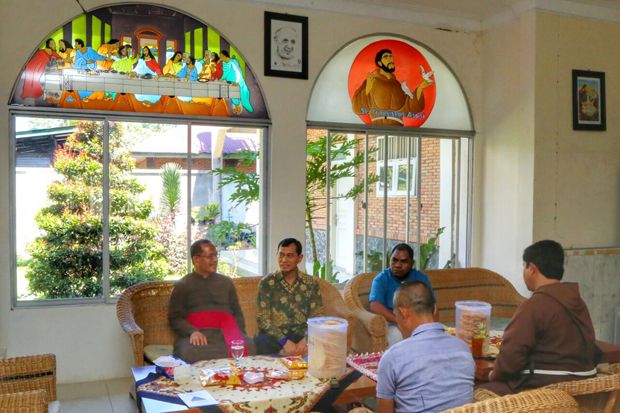 JR Saragih Diskusi Budaya bersama Pastor di Samosir