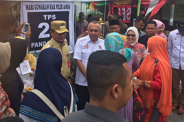 Gubernur dan Ketua DPRD Riau Kompak Tinjau TPS Door Prize