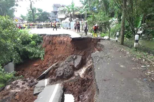 Diguyur Hujan Deras, Jalan Antar Kabupaten Ambles