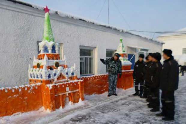Narapidana di Rusia Ciptakan Patung-Patung Salju Indah