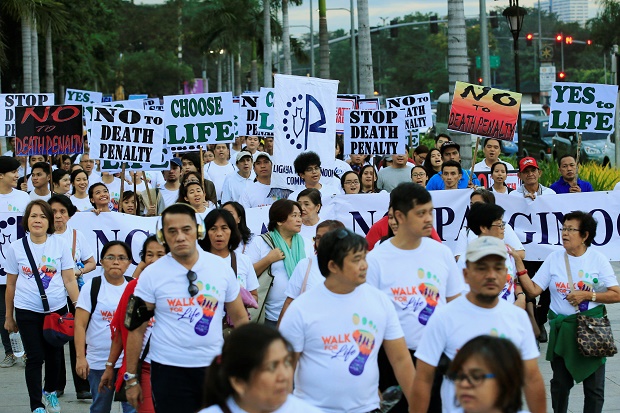Protes Kebijakan Anti Narkoba Duterte, Ribuan Orang Penuhi Jalanan Manila