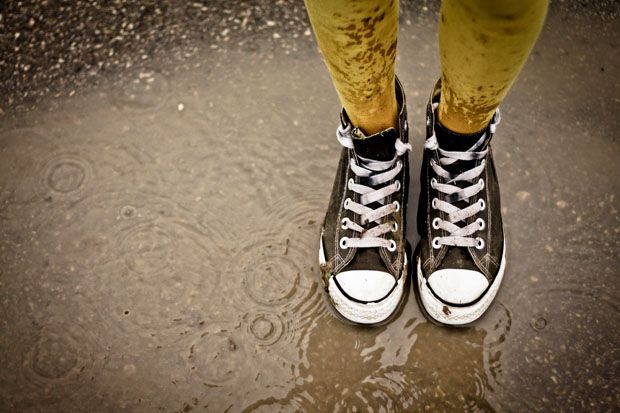 Sepatu Berbau Tak Sedap Akibat Hujan? Bekukan Saja di Lemari Es!