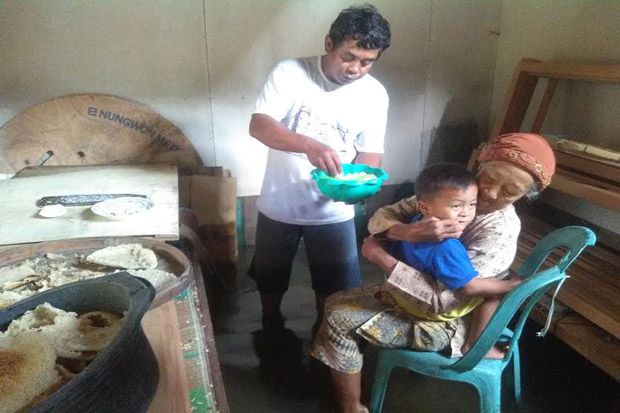 Menyedihkan, Korban Banjir di Demak Terpaksa Makan Nasi Aking