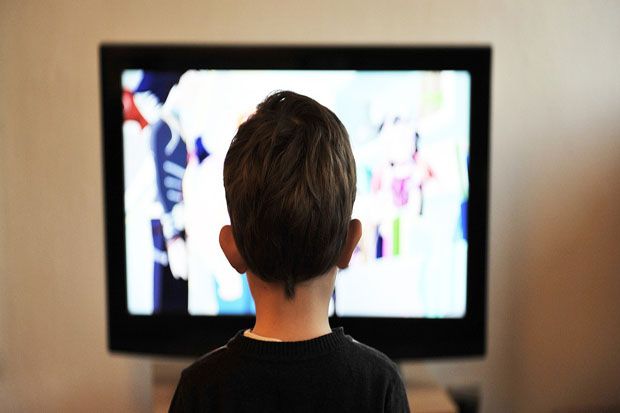 Menonton Televisi Terlalu Dekat dengan Layar Bisa Merusak Mata?