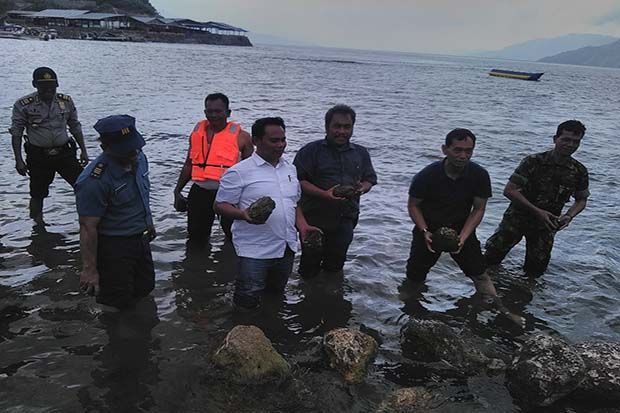 Buktikan Aman, JR Saragih dan Pimpinan SKPD Mandi di Danau Toba