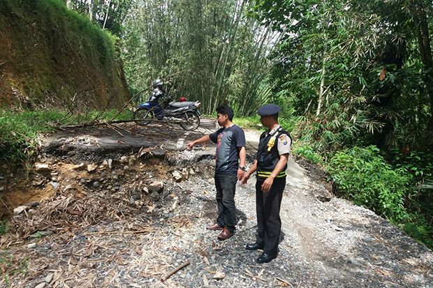 Jalan Penghubung Dua Kecamatan Ambles, Aktivitas Ribuan Warga Lumpuh