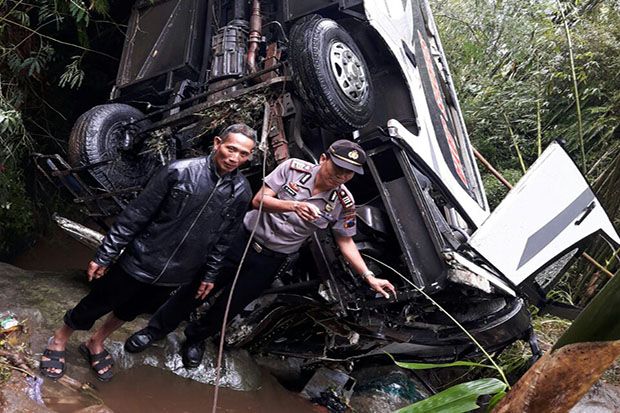 Bus Pariwisata Ringsek Masuk Jurang, Tujuh Penumpang Tewas