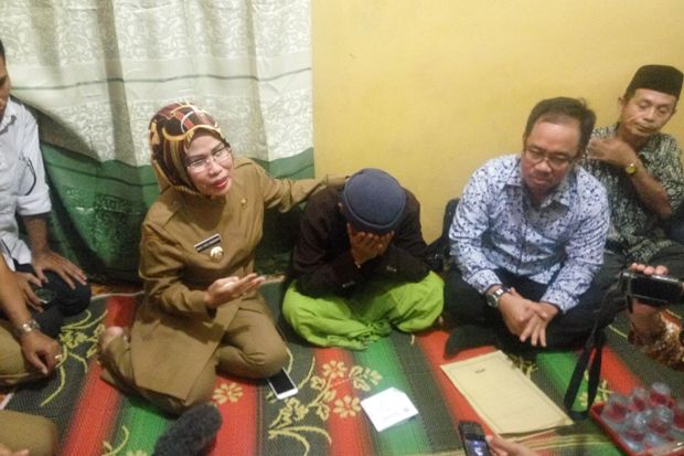 Bupati Serang Kunjungi Keluarga Siti Aisyah