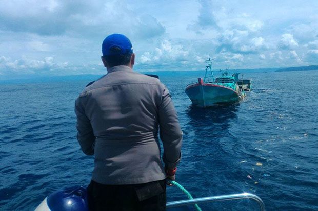 Nelayan Pangandaran Temukan Bangkai Kapal Misterius