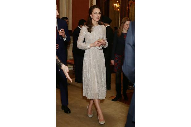 Kate Middleton Cantik & Klasik dengan Penampilan Serba Emas