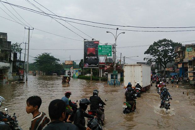 Jalan Penghubung Kabupaten-Kota Bandung Putus Terendam Banjir