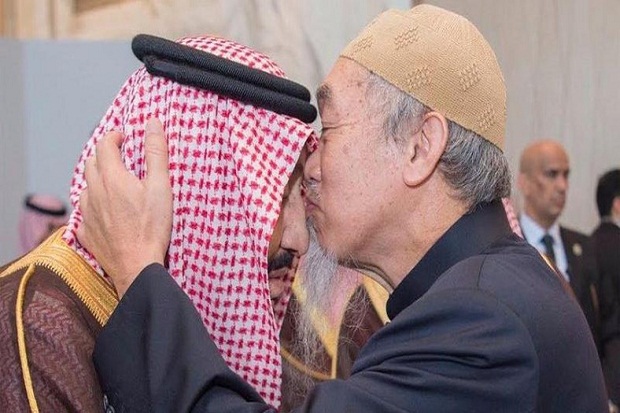 Pencium Kepala Raja Salman, Sosok Buddha yang Jadi Mualaf