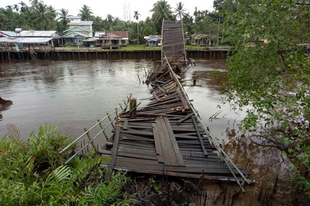 Jembatan Ambruk, Siswi SMK dan Sepeda Motor Jatuh ke Sungai
