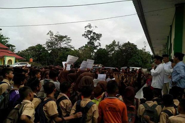 Tuntut Kepala Sekolah Mundur, Ratusan Siswa MTS dan Guru Demo Kemenag