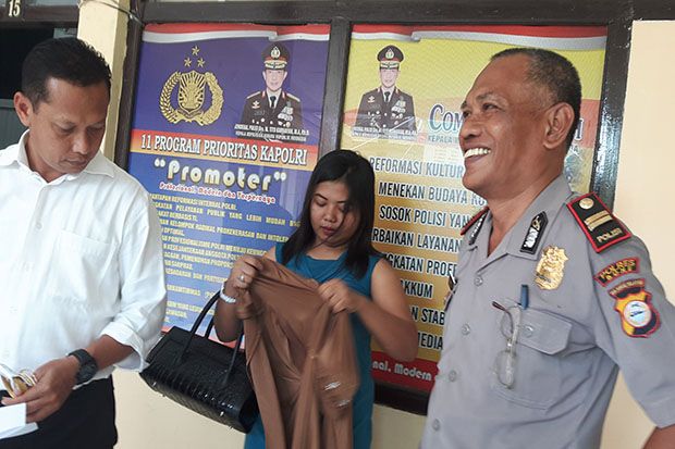 Polisi Tangkap Gadis Imut Anggota Sindikat Penjual Emas Palsu