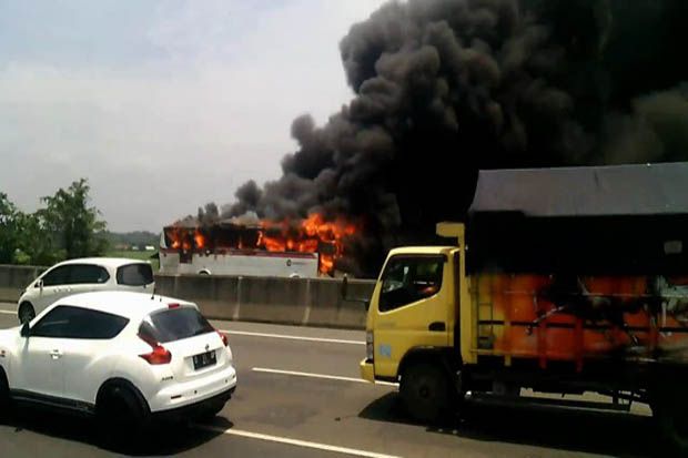 Bus Primajasa Hangus Terbakar di Tol Cikampek