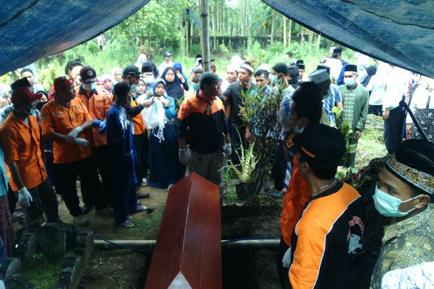 Aziz Korban Tubing Dimakamkan di Magelang