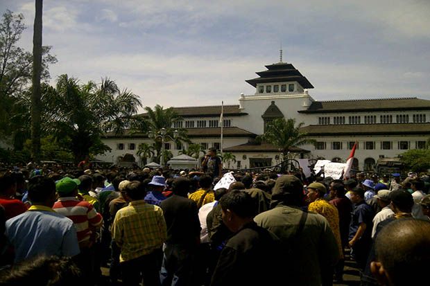 Angkot se-Kota Bandung Mogok, Sopir Bakar Baju