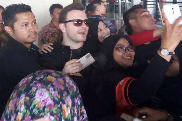 Tiba di Jakarta, Shane Filan Diserbu Puluhan Penggemar