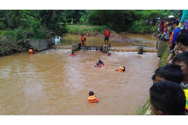 Diajak Ayah Cuci Jeroan Kambing, Anak Hilang Terseret Arus Sungai