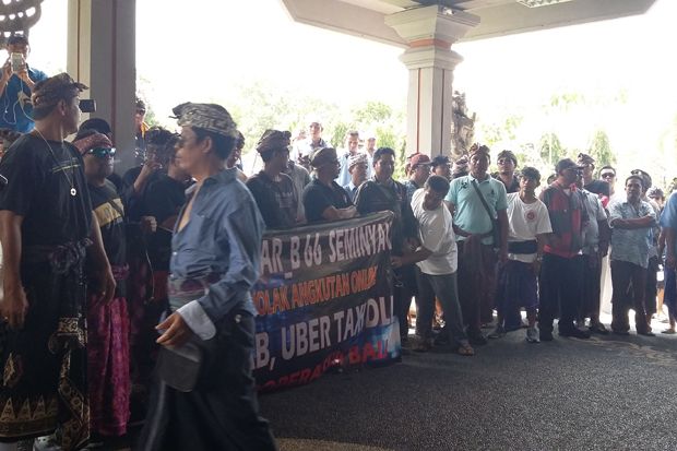 Tolak Taksi Online, Ratusan Sopir di Bali Kembali Turun ke Jalan