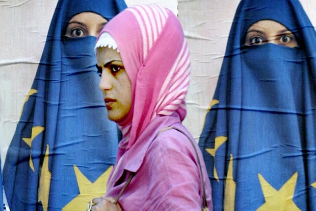 UE Izinkan Perusahaan Eropa Larang Pegawainya Kenakan Hijab