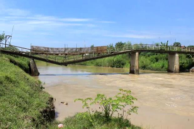 Jembatan Penghubung Tiga Kecamatan Ambruk Digerus Sungai