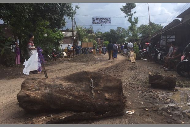 Jalan Menuju Tambang Sirtu di Pasuruan Diblokade, Truk Dilarang Melintas