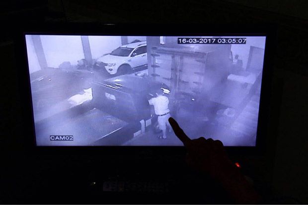 Aksi Pencurian Mobil Milik Bos Sayur Terekam CCTV