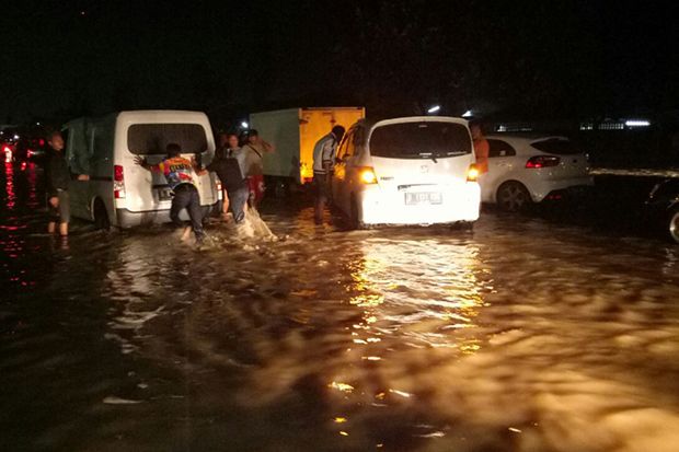Hingga Minggu Dini Hari, Ribuan Kendaraan Terjebak Banjir Kahatex