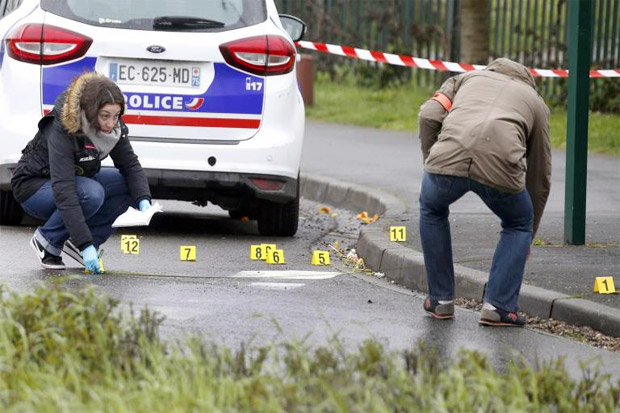 Pelaku Penyerangan Bandara Paris Berada dalam Pengawasan Polisi
