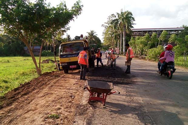 Setelah Ditanami Pohon Pisang, Jalan Poros Bone-Wajo Diperbaiki