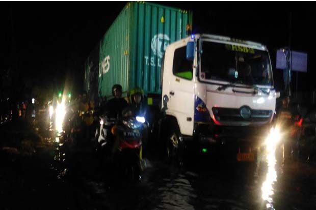 Ratusan Kendaraan Mogok Terjebak Banjir di Kabupaten Bandung